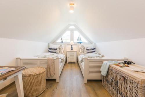 a room with two beds and a window at Ostwestliebe in Zingst