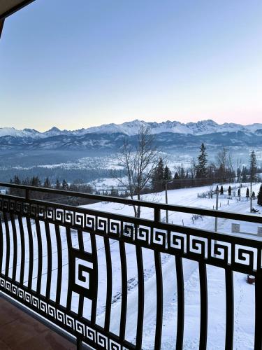 a view of a snow covered slope with mountains in the background at Dom Gościnny Granit in Biały Dunajec