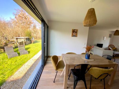 comedor con mesa y vistas a un patio en La Bessinoise, 4chambres, Fibre optique et canoe NIORT & BESSINES en Bessines