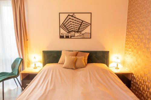 ein Schlafzimmer mit einem Bett mit zwei Tischen und zwei Lampen in der Unterkunft Double-tree apartment by A&M in Bratislava