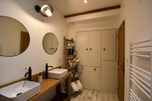 łazienka z 2 umywalkami i lustrem w obiekcie La Maison de Blanche , Charme et Caractere Aveyron w mieście Luc