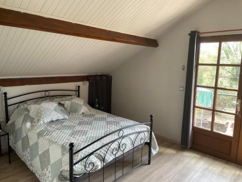 - une chambre avec un lit et une grande fenêtre dans l'établissement Aux Mille et Une Etoiles, gite a la campagne, à Saint-Martin-Labouval