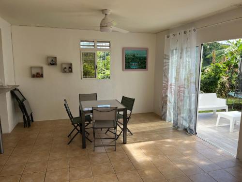 - une salle à manger avec une table et des chaises dans l'établissement chaleureux bas de villa vue mer, à Fort-de-France