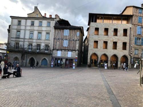 a group of buildings on a street in a city at Chez Sophie et Gege. Maison de ville, deux chambres, de plain-pied in Figeac