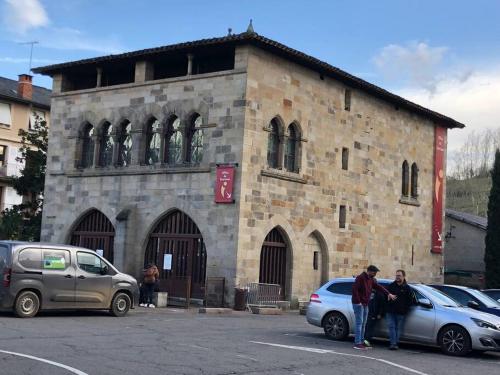 two people standing in a parking lot in front of a building at Chez Sophie et Gege. Maison de ville, deux chambres, de plain-pied in Figeac