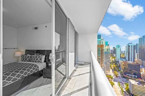 uma varanda com uma cama e vista para a cidade em 41st Floor Icon Brickell Corner 2 bed/2bath with Bay and CityView • 5 star SPA em Miami