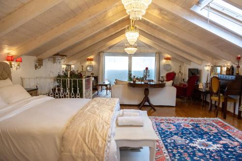 ein Schlafzimmer mit einem großen Bett in einem Zimmer mit einem Fenster in der Unterkunft Penelope suite 