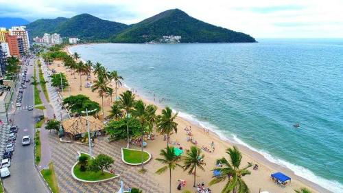 una vista aerea di una spiaggia con palme e l'oceano di Recanto na beira da praia a Caraguatatuba