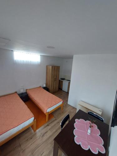 Postel nebo postele na pokoji v ubytování Apartmani Popović