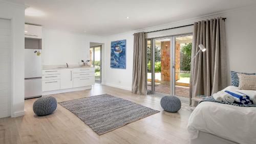 Χώρος καθιστικού στο Two Oceans - solar backup power