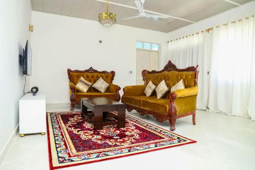 - un salon avec deux canapés et un tapis dans l'établissement Bali Luxury Apartments Diani, à Ukunda