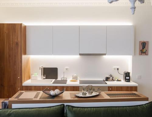 une cuisine avec des placards blancs et un comptoir dans l'établissement Filigran I - Stylish Apartment with Free parking, à Ioannina