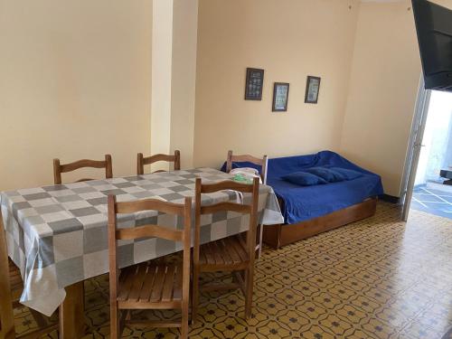 een eetkamer met een tafel en een bed bij Apartamento para 8 personas frente a la plaza principal Mercedes Uruguay in Mercedes