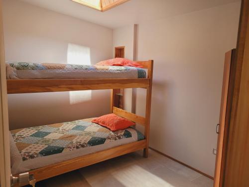 a bedroom with two bunk beds in a room at Arriendo diario Futrono in Futrono