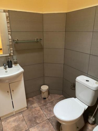 a bathroom with a white toilet and a sink at Apartamento para 8 personas frente a la plaza principal Mercedes Uruguay in Mercedes