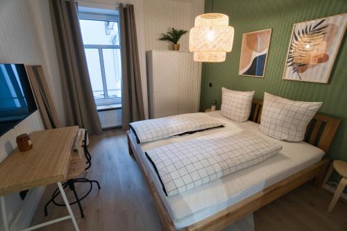 Goethe-Suites: Premium 4 Person Worms city centre Appartment في فورمز: غرفة نوم بسرير كبير في غرفة