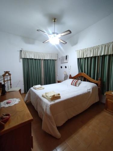 1 dormitorio con 1 cama y ventilador de techo en Casa Valentin en La Rioja