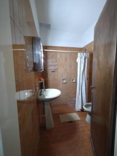 y baño con lavabo y aseo. en Casa Valentin en La Rioja