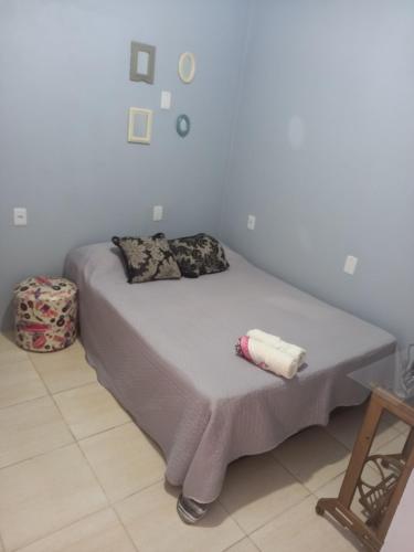 Pousada Estrela Azul في ساو غابرييل: سرير في غرفة بيضاء مع