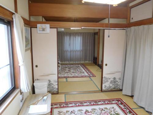 um quarto com duas portas e tapetes no chão em AnNam Stay Osaka em Osaka