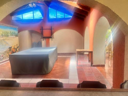una habitación con una mesa en el medio de un edificio en Hotel Posada Andaluz, en Xochitepec