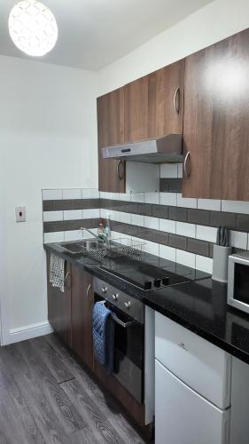 A cozinha ou cozinha compacta de *Modern 1 bedroom Apt next to centre*