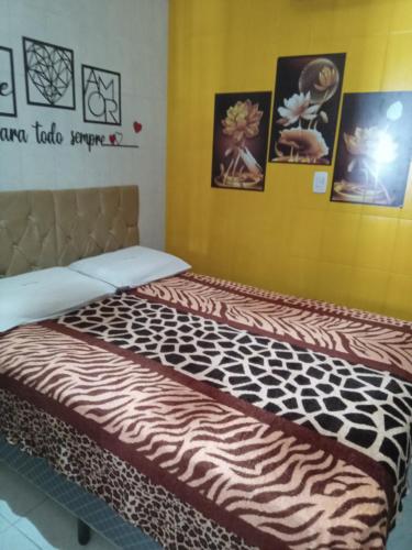 uma cama num quarto com um padrão de zebra em Executive Suite - Ar e Wf Free em Aracaju