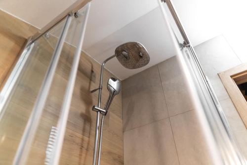 La salle de bains est pourvue d'une douche avec un pommeau de douche. dans l'établissement Chata Rodinka, à Vinné