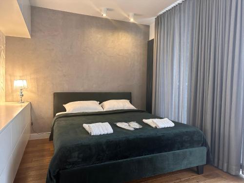 En eller flere senge i et værelse på Apartment Lux Krakow Centre