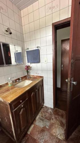 ein Bad mit einem Waschbecken und einem Spiegel in der Unterkunft Hostel do Mirante in Ouro Preto