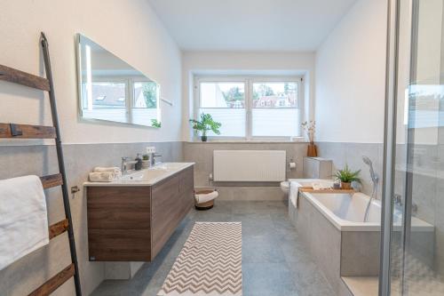 een badkamer met een bad, een toilet en een wastafel bij REGENT Neu! Wlan-Netflix-Küche- Meißen Altstadt-SBahn-DD, Elbufer in Meißen