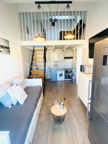 Cette petite chambre comprend un lit et une cuisine. dans l'établissement T3 Cosy et Confortable à deux pas des Plages, à Sète