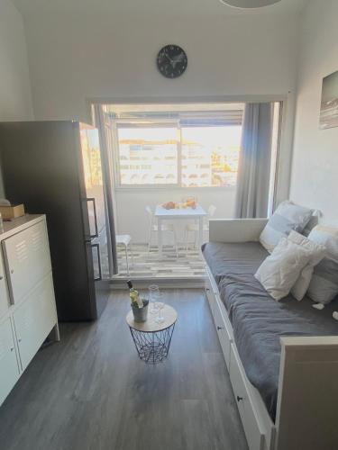 un salon avec un lit et une table dans l'établissement T3 Cosy et Confortable à deux pas des Plages, à Sète
