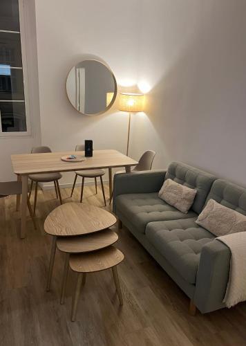 un salon avec un canapé, une table et un miroir dans l'établissement Charmant 3 pièces à Nice, à Nice