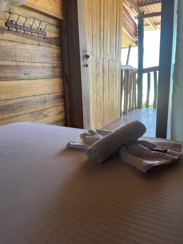 Een bed of bedden in een kamer bij the mompe beach hostal