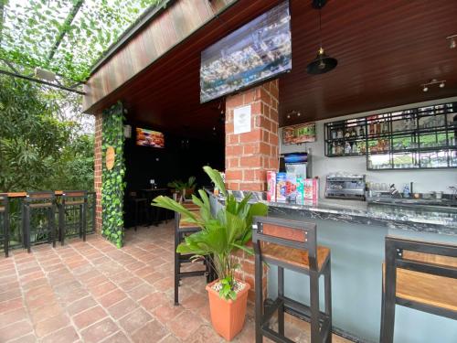 un restaurant avec un bar doté de chaises et de tables dans l'établissement Hotel, Restaurante y Bar Sofmel, à Copan Ruinas
