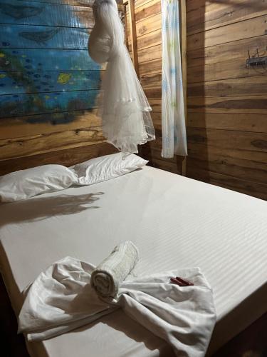 Een bed of bedden in een kamer bij the mompe beach hostal