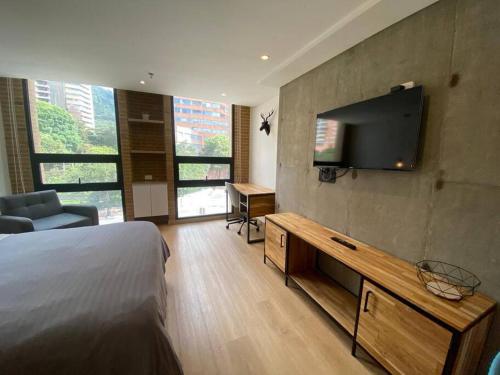 Una televisión o centro de entretenimiento en Events and traveling apartment on Bogotá