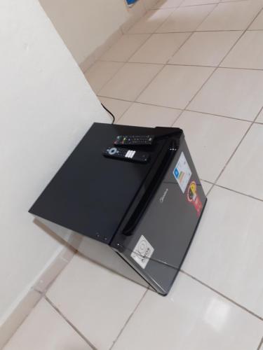 a laptop computer sitting on top of a floor at Espaço igor in Aparecida