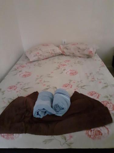 a bed with two towels on top of it at Espaço igor in Aparecida