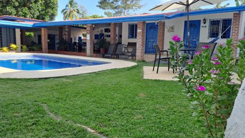 Πισίνα στο ή κοντά στο Hostal Villa Mayte Coronado