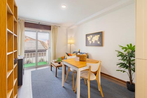 a living room with a table and a couch at Cosy Remodeled apartment in the City center in Fundão