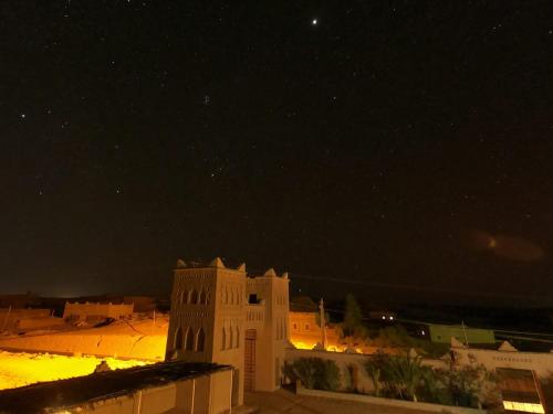 a building at night with the stars in the sky at Auberge Famille Benmoro in Skoura