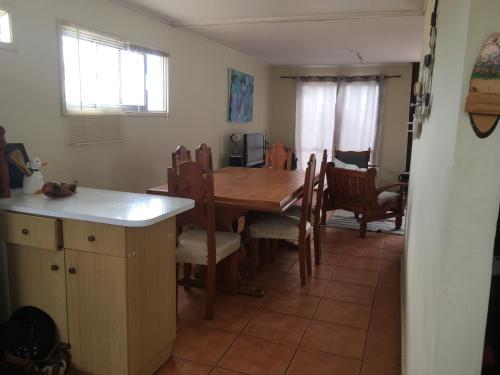 cocina y comedor con mesa y sillas en CASA EN GUANAQUEROS, en Coquimbo