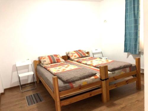 アズガにあるCasa Centralaのベッドルーム1室(木製ベッド1台、枕2つ付)