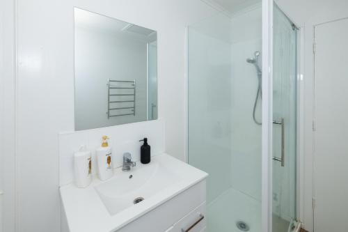 Ένα μπάνιο στο Family Friendly, Quiet, Cozy stay in Rotorua with free Wifi