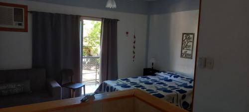 1 dormitorio con cama y ventana en Moreno 40 en Colón