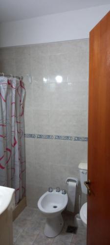 y baño con aseo y lavamanos. en Moreno 40 en Colón