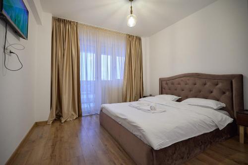 a bedroom with a large bed and a window at Alessandro Home 11 Luxury Centru Palas Mall Iași Q Residence in Iaşi