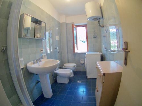 a bathroom with a sink and a toilet at APPARTAMENTO MARETRAMONTO IN RESIDENCE MAREBLU in Nocera Terinese